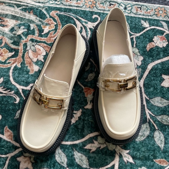 New/Never Worn Elegant Cream Loafers with Gold Accent - Picture 3 of 4